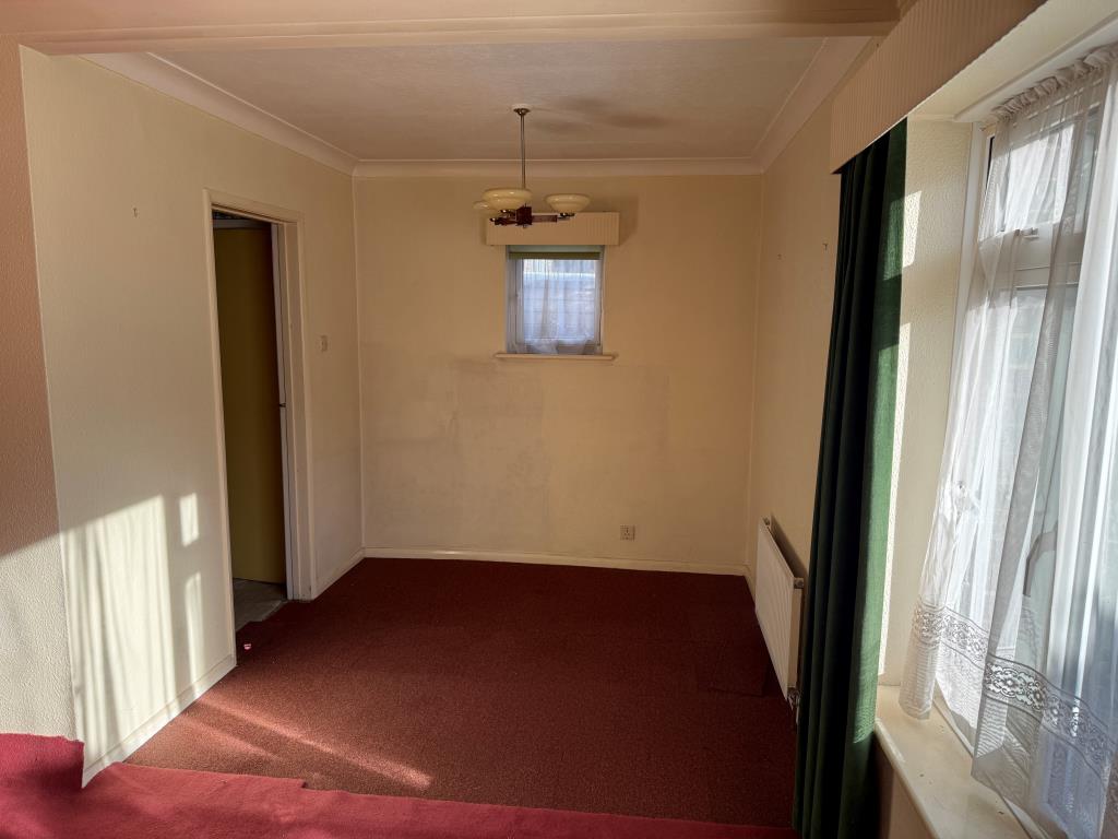 Lot: 87 - TWO-BEDROOM FLAT WITH GARAGE IN NEED OF UPDATING - Recessed dining area with front window